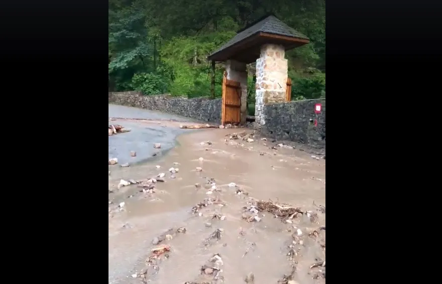 Inundații la Tismana. Viitura a rupt porțile mânăstirii