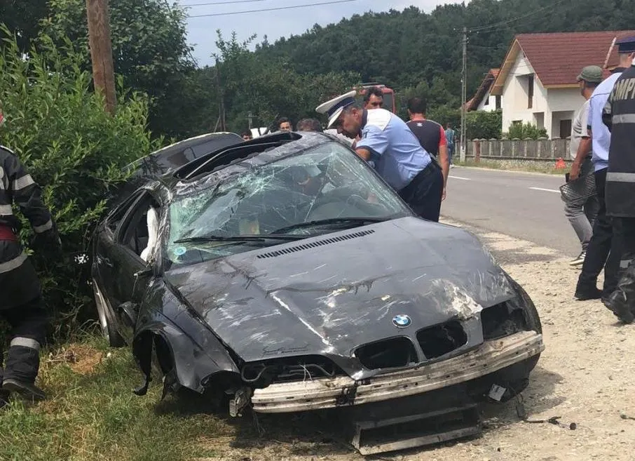 Mamă și copil în cărucior, loviți de o mașină în Gorj