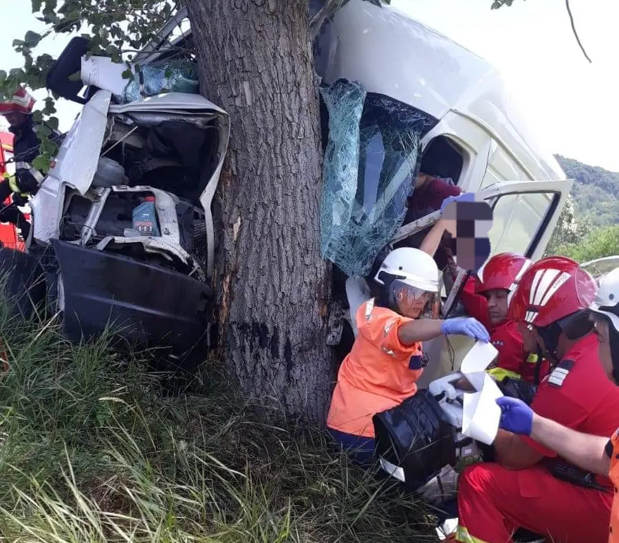 Mireasă rănită într-un accident rutier, în Gorj