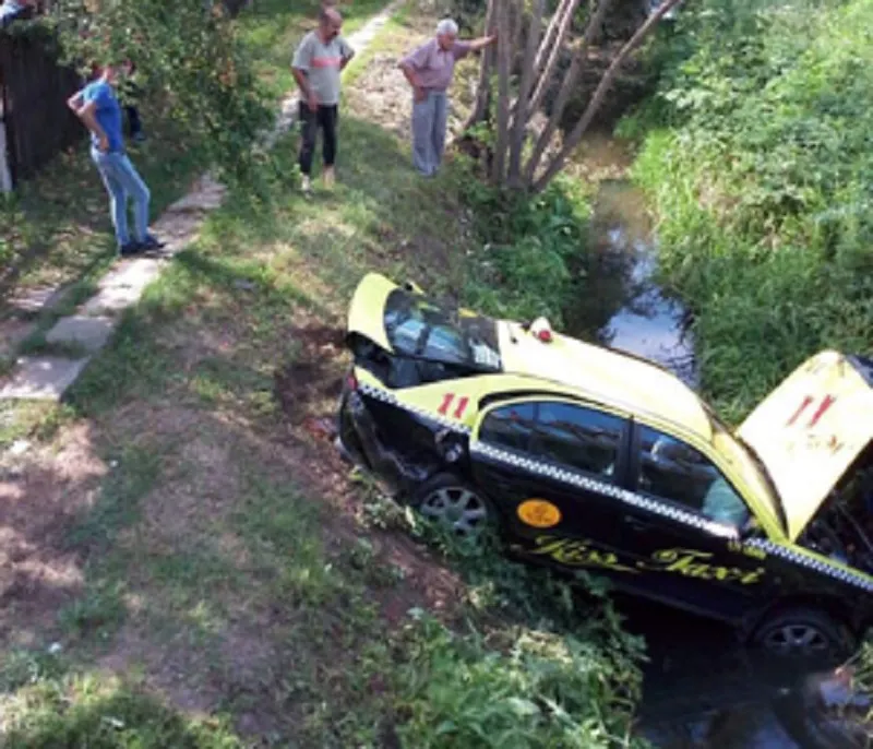 Două persoane rănite, după ce un taximetrist a căzut cu mașina într-o râpă