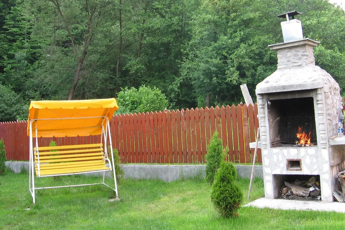 I-a furat șezlongul, umbrela și grătarul vecinului