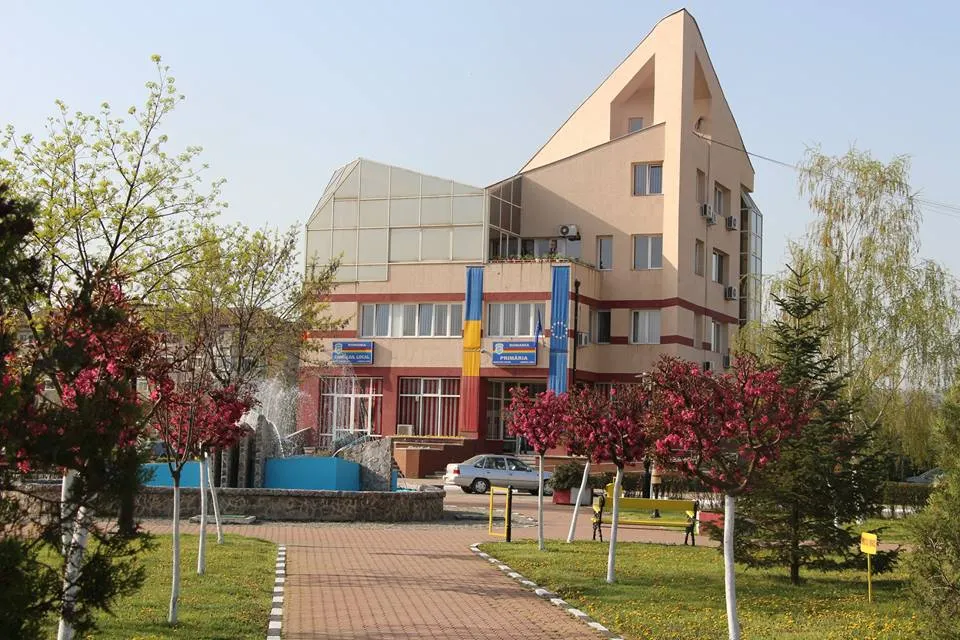 Nu se mai dau salariile la Primăria Motru