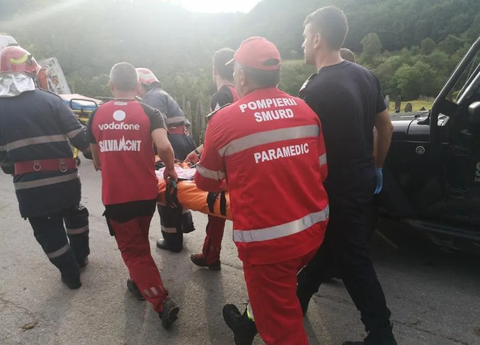 Accidente în Gorj de Sfânta Maria: Mașină cu 4 persoane, prăbușită într-o râpă