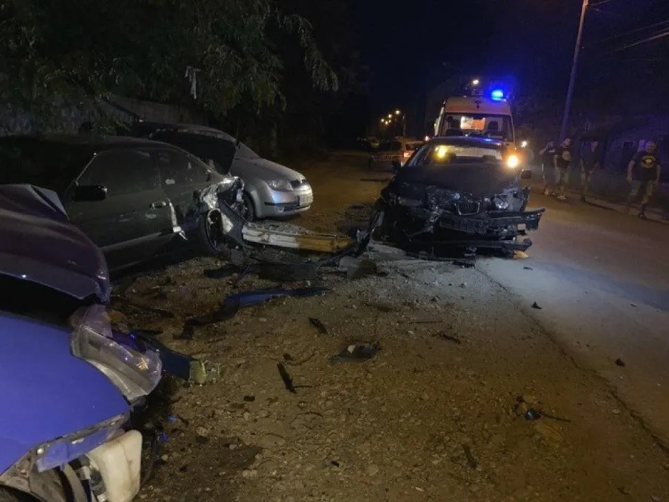Un șofer din Gorj a distrus trei mașini în timp ce fugea de poliție