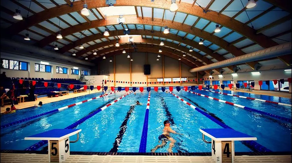 Cetățenii din Târgu Jiu vor înota într-un bazin de 2 milioane de euro