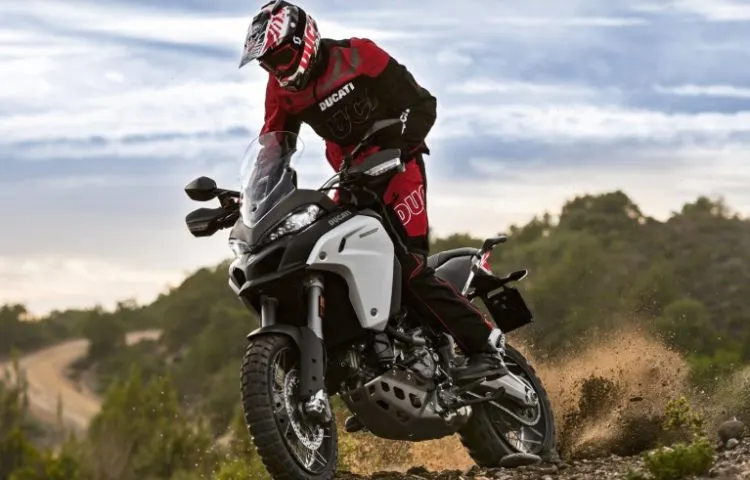 Motociclist băut, salvat din munții Gorjului după un accident