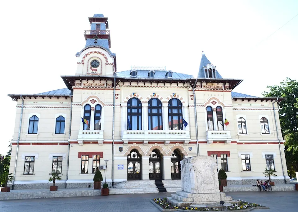 Primarul din Târgu Jiu vrea să lase Prefectura fără parcare