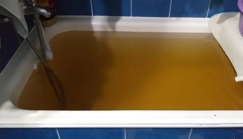 La Motru curge apă maronie