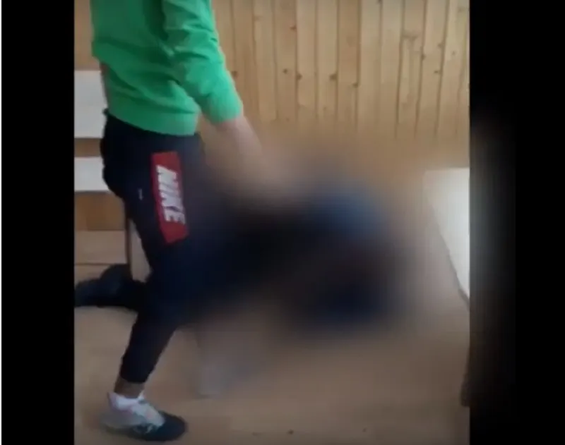 Bătaie între elevi, filmată într-o școală din Gorj | VIDEO