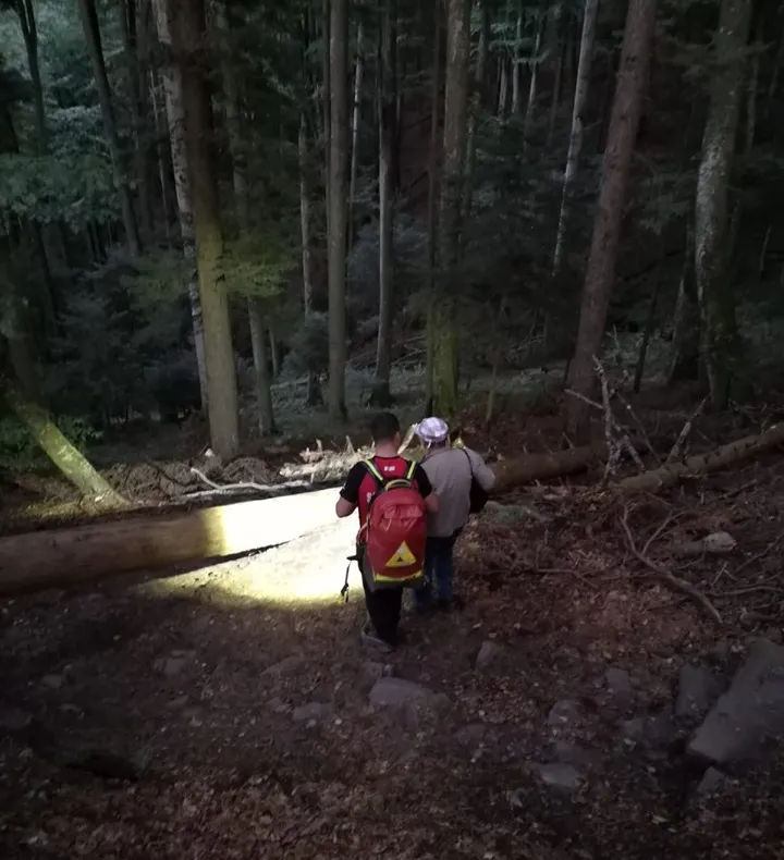Salvamontiștii gorjeni au salvat un bărbat rănit grav într-un accident de ATV