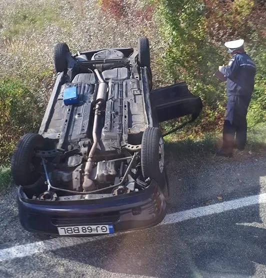 Mașină răsturnată lângă drum, la Scoarța