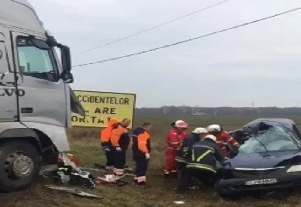 Doi soți din Craiova au murit după ce au intrat cu mașina într-un TIR condus de un gorjean
