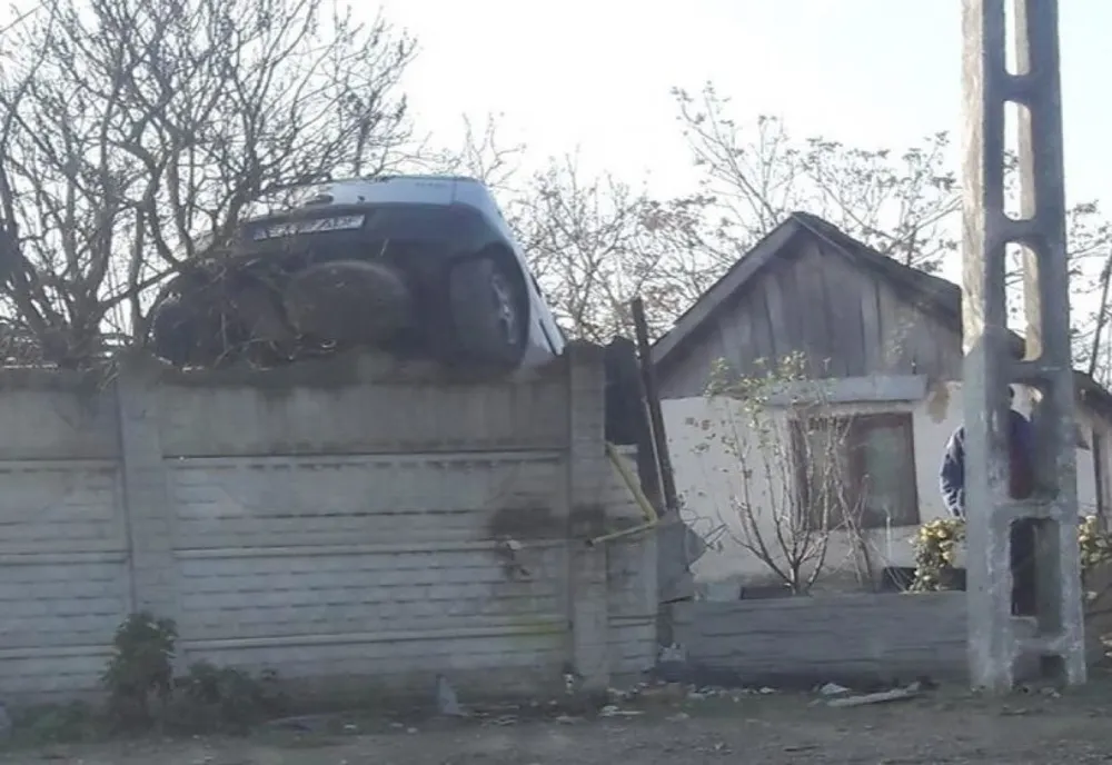 Un gorjean a rămas suspendat cu mașina pe un gard