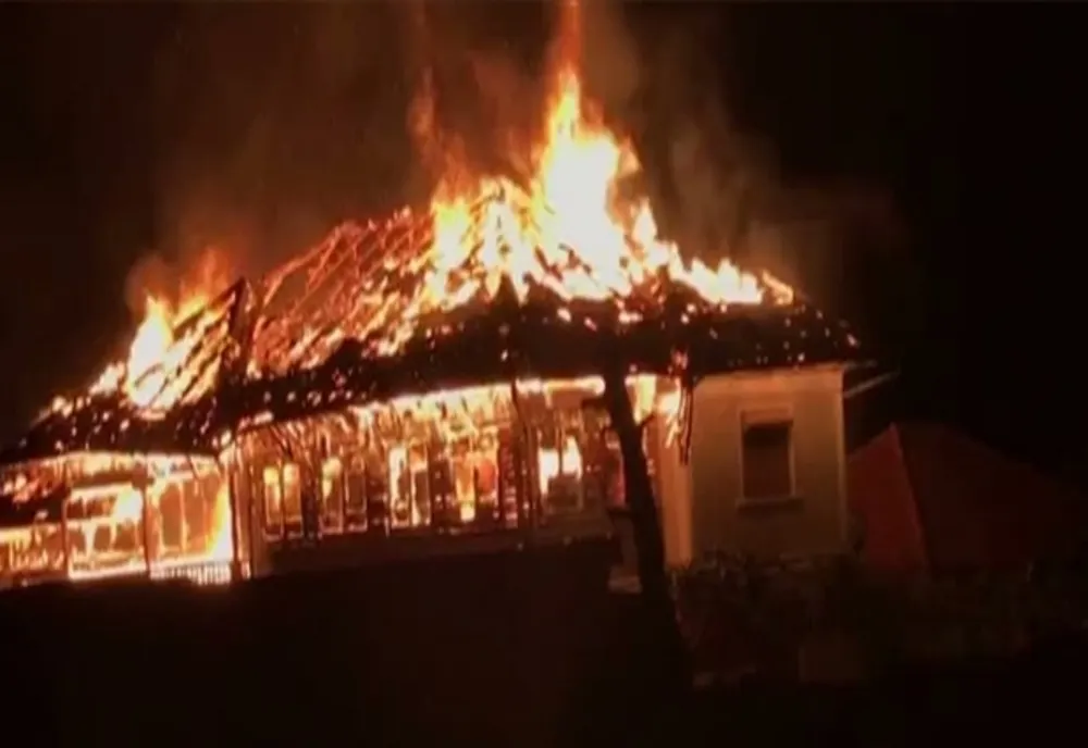 O vilă din Săcelu a fost distrusă de flăcări