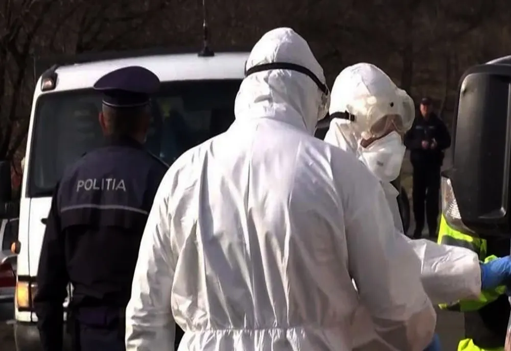 O fabrică din Gorj a început să producă combinezoane medicale