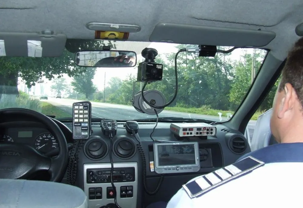 Șofer gorjean prins în timp ce gonea cu 208 km/h