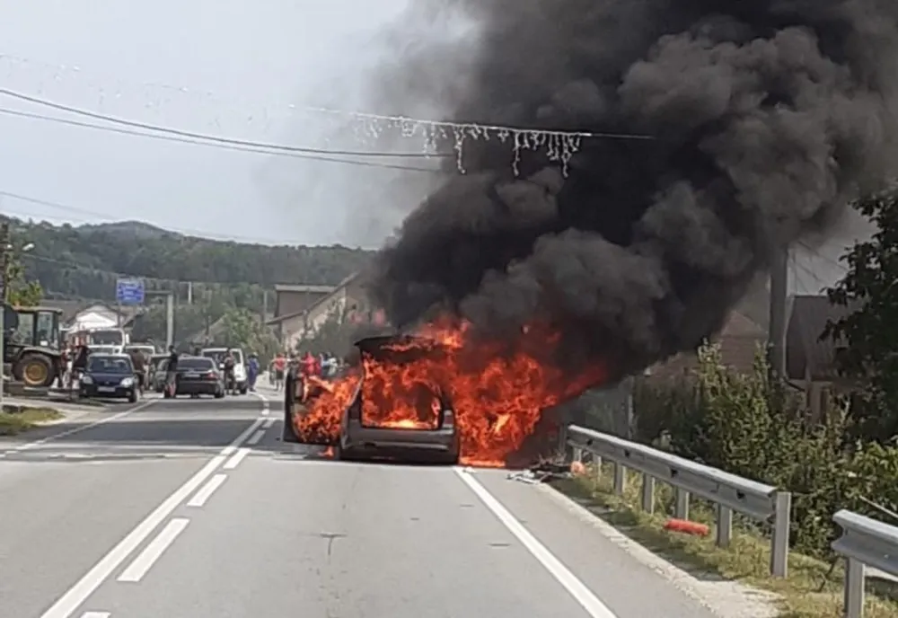 Bolid de lux, distrus în proporţie de 90% de un incendiu