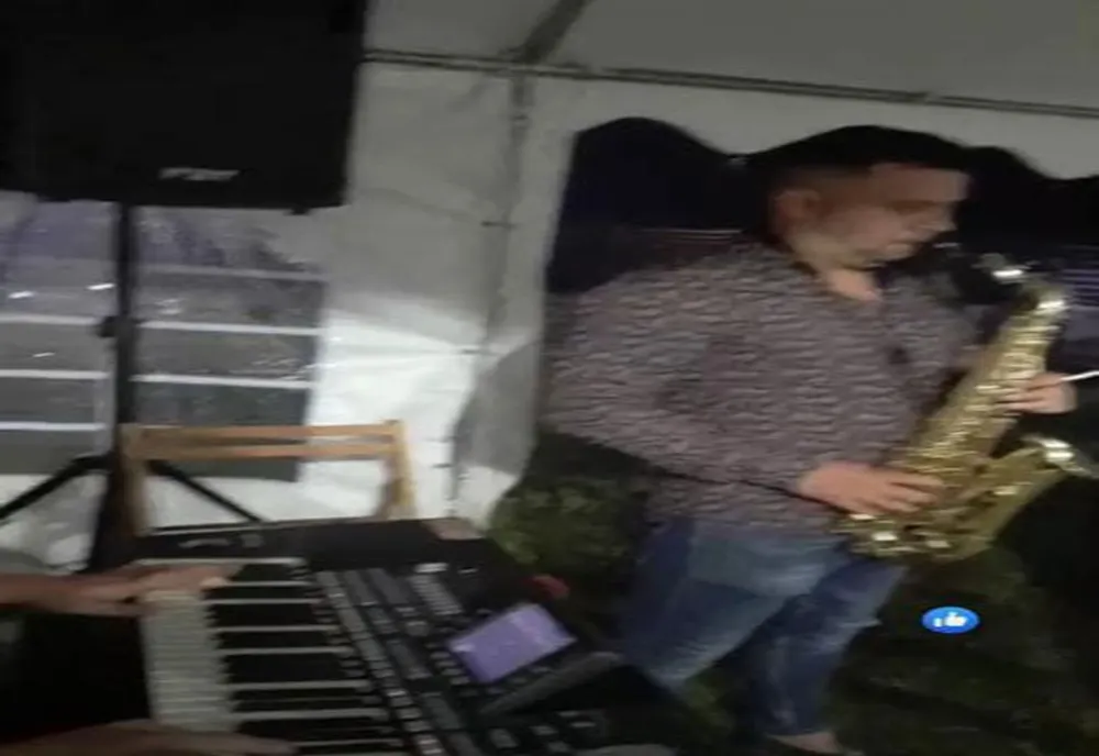 Anchetă la IPJ Gorj după apariţia unor imagini cu un poliţist ce cântă la chefuri de interlopi