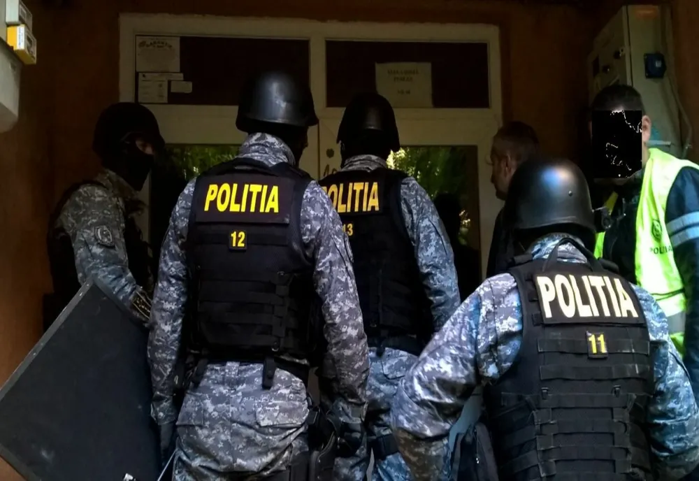 Reţea de trafic de persoane coordonată de un tânăr din Gorj, destructurată de DIICOT
