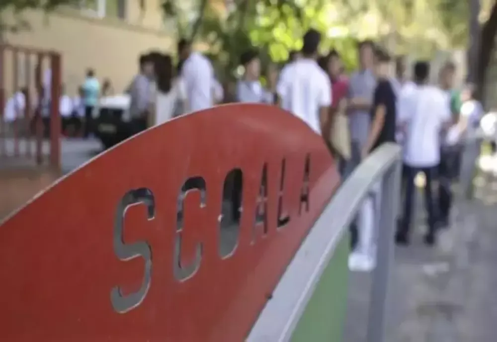 Protest al asociațiilor de elevi în Piața Victoria, chiar în prima zi de școală