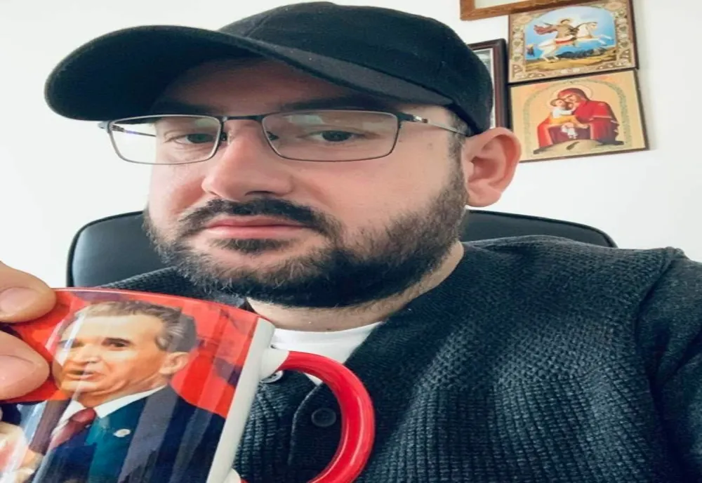 Un primar din Gorj, fotografie cu o cană imprimată cu chipul lui Ceauşescu. Edilul, fan al dictatorului