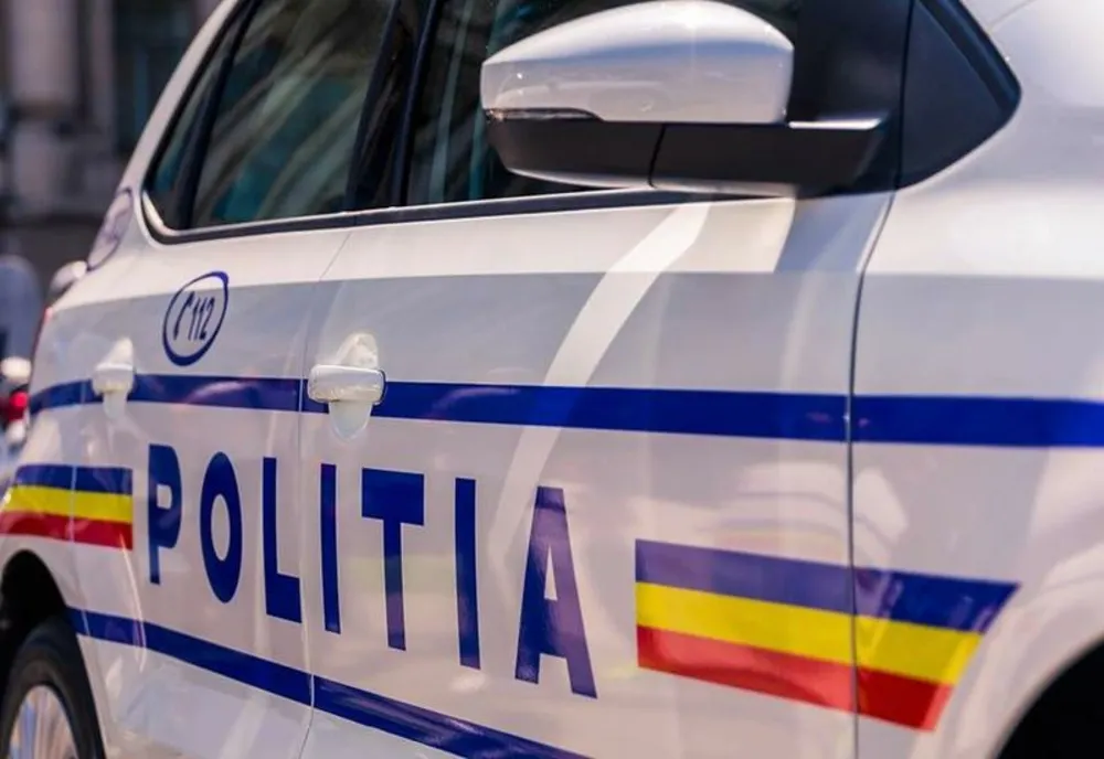 Maşină de poliţie, lovită în trafic, la Târgu Jiu