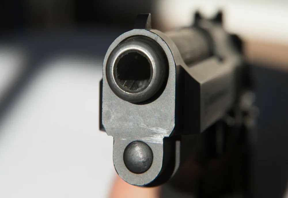 Tânăr din Gorj, ameninţat cu pistolul de un bărbat. Ce s-a întâmplat cu agresorul