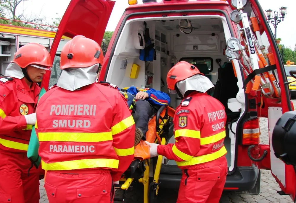 Un bărbat şi-a dat foc în faţa primăriei
