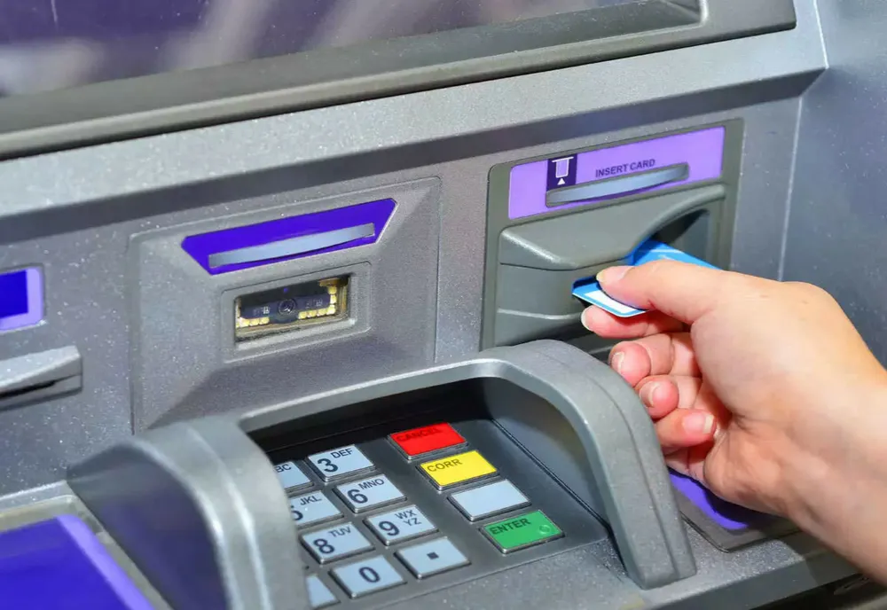 Gorj: Reţinut după ce, vara trecută, a furat un portofel şi a făcut mai multe plăţi cu un card bancar