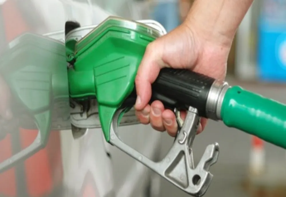 Scumpiri uriașe la pompă în doar o lună. Cât au ajuns să coste carburanții