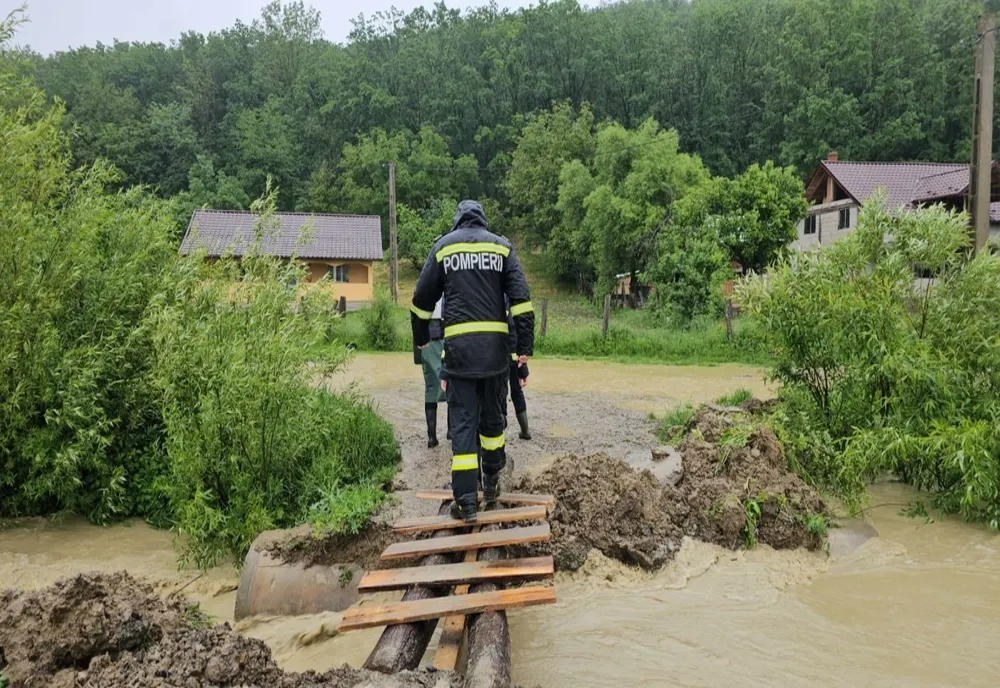 PERICOLUL NU A TRECUT! AVERTIZĂRI COD PORTOCALIU ȘI COD GALBEN DE INUNDAȚII