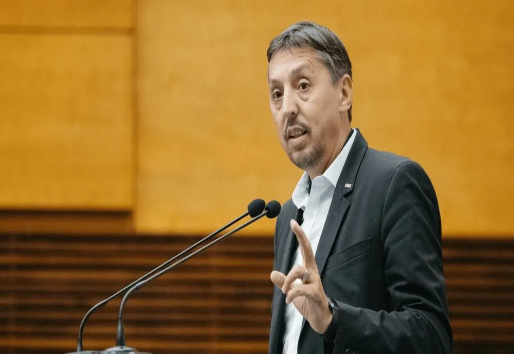 ”ȘCOALA NU ȚINE LOC DE PĂRINȚI” – DANIEL DAVID ANUNȚĂ NOI MĂSURI ÎN ȘCOLILE DIN ROMÂNIA