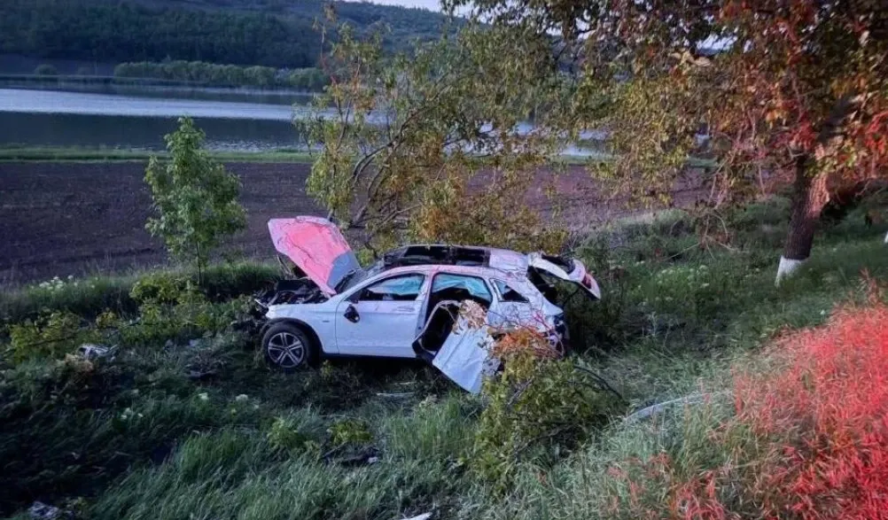 Accident mortal. Un tânăr de 21 de ani și-a pierdut viața după ce mașina s-a izbit violent de un copac