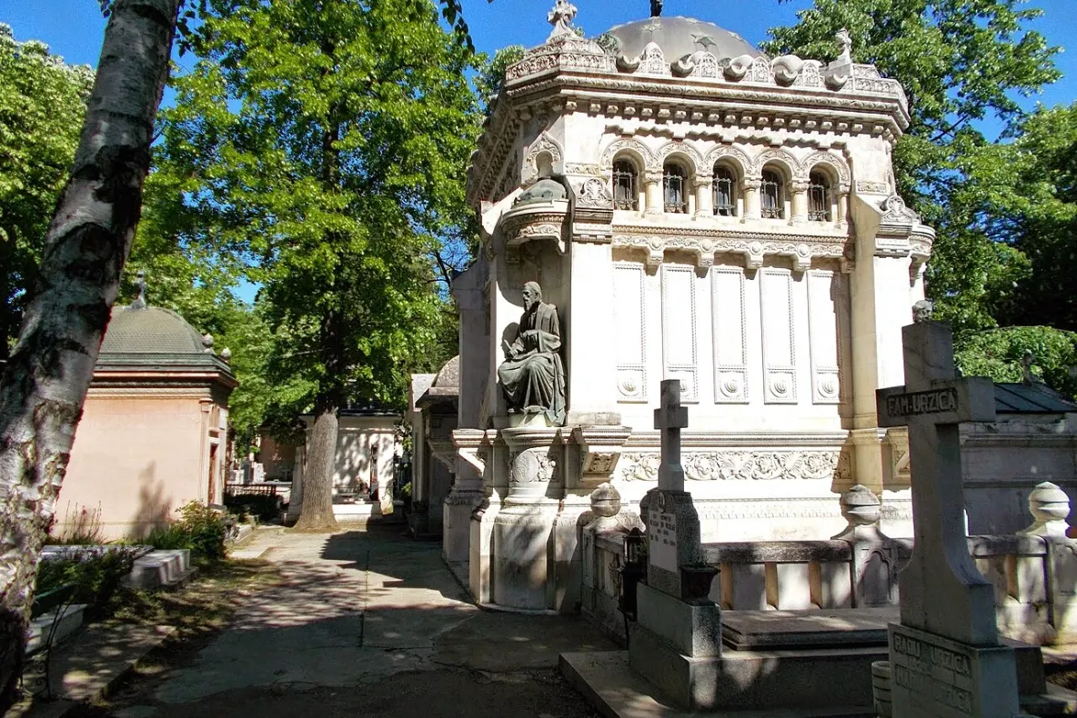 Percheziții la Cimitirul Bellu într-un dosar de fraude funerare. Patru persoane, reținute pentru înșelăciune și fals
