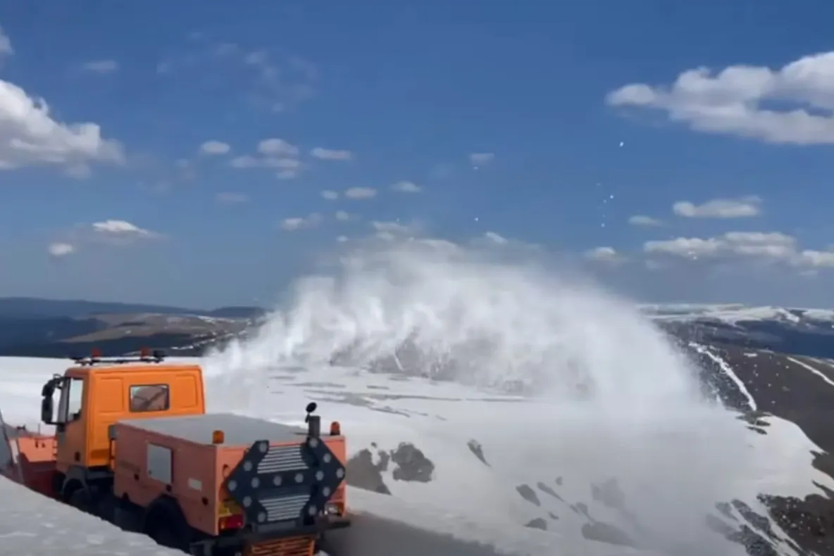 Deszăpezire la început de mai pe Transalpina