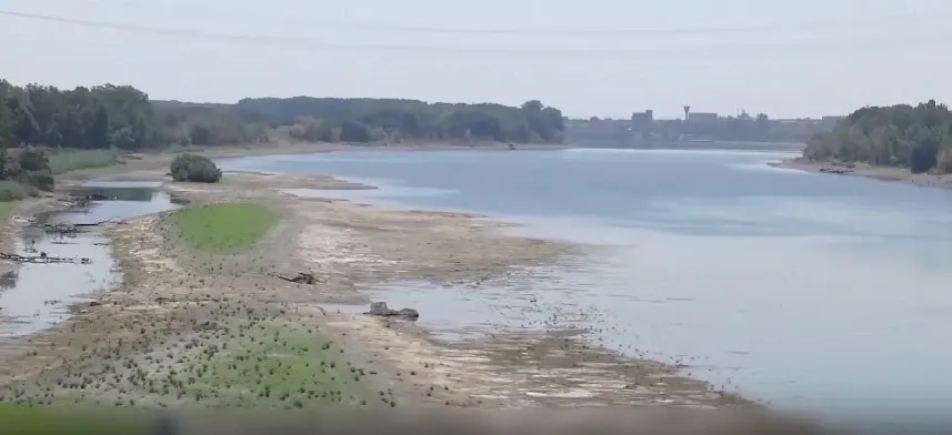 Seceta blochează Dunărea: două nave au eșuat la Corabia