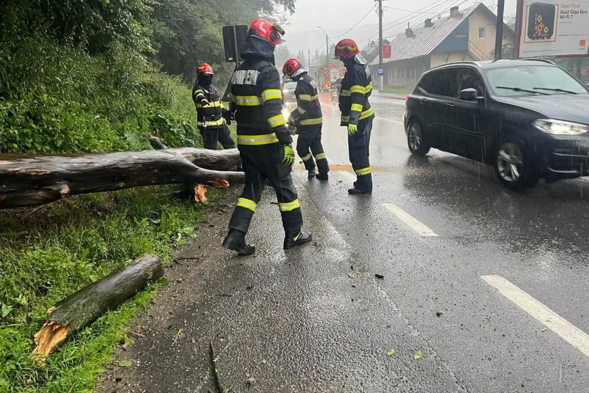31 de localități și municipiul București, afectate de furtuni. Aproximativ 100 de mașini au fost avariate. Bilanțul IGSU -FOTO