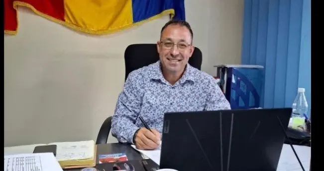 Primarul care s-a dat în judecată pentru un salariu mai mare. În primărie au apărut și fotolii cu masaj cumpărate din bani publici