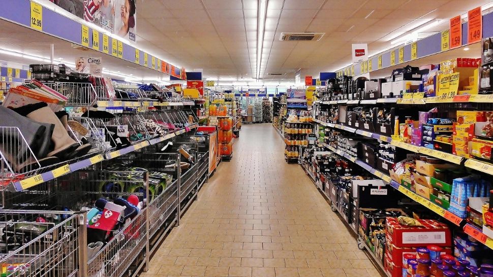Se scumpesc alimentele chiar din această lună: prețurile la raft vor exploda din cauza carburanților, avertizează Negrescu