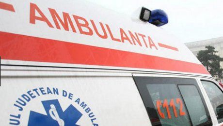 O femeie a ajuns la spital după ce i-a căzut o bucată de tencuială în cap
