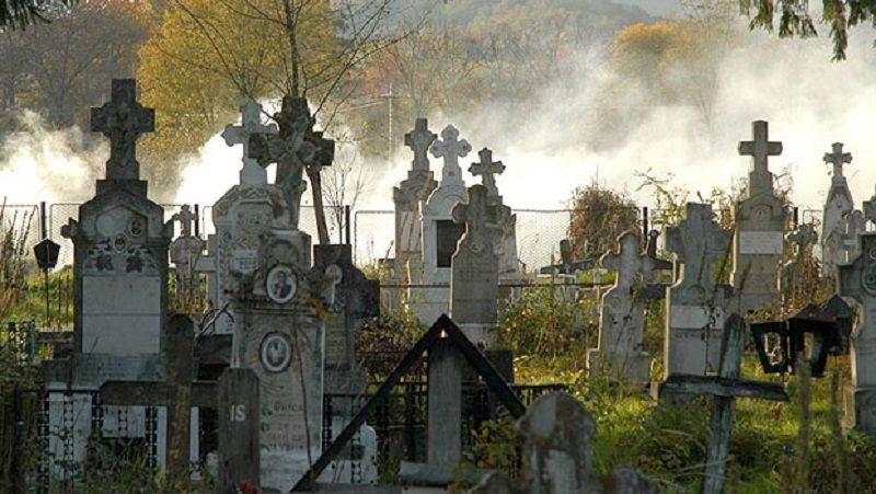 Preot din Gorj, dat în judecată pentru că a distrus un loc de veci