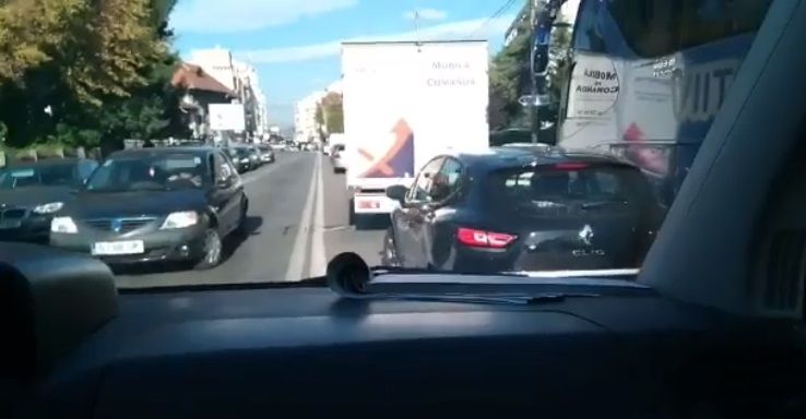 Cum circulă ambulanța în traficul infernal din Târgu Jiu