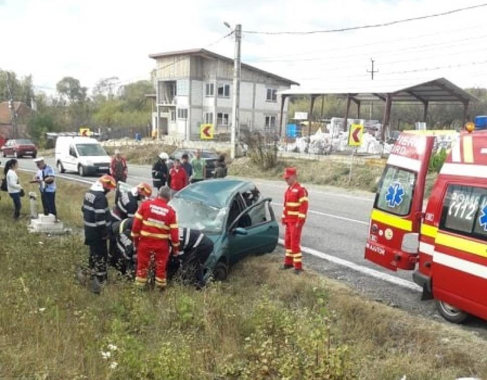 Accident la Copăcioasa! O mamă și doi copii s-au răsturnat cu mașina