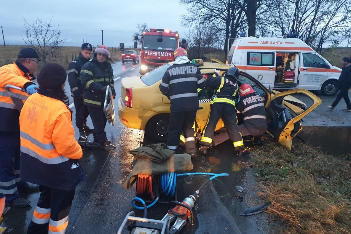 Accident la Bîlteni: O mașină a ajuns în șanț