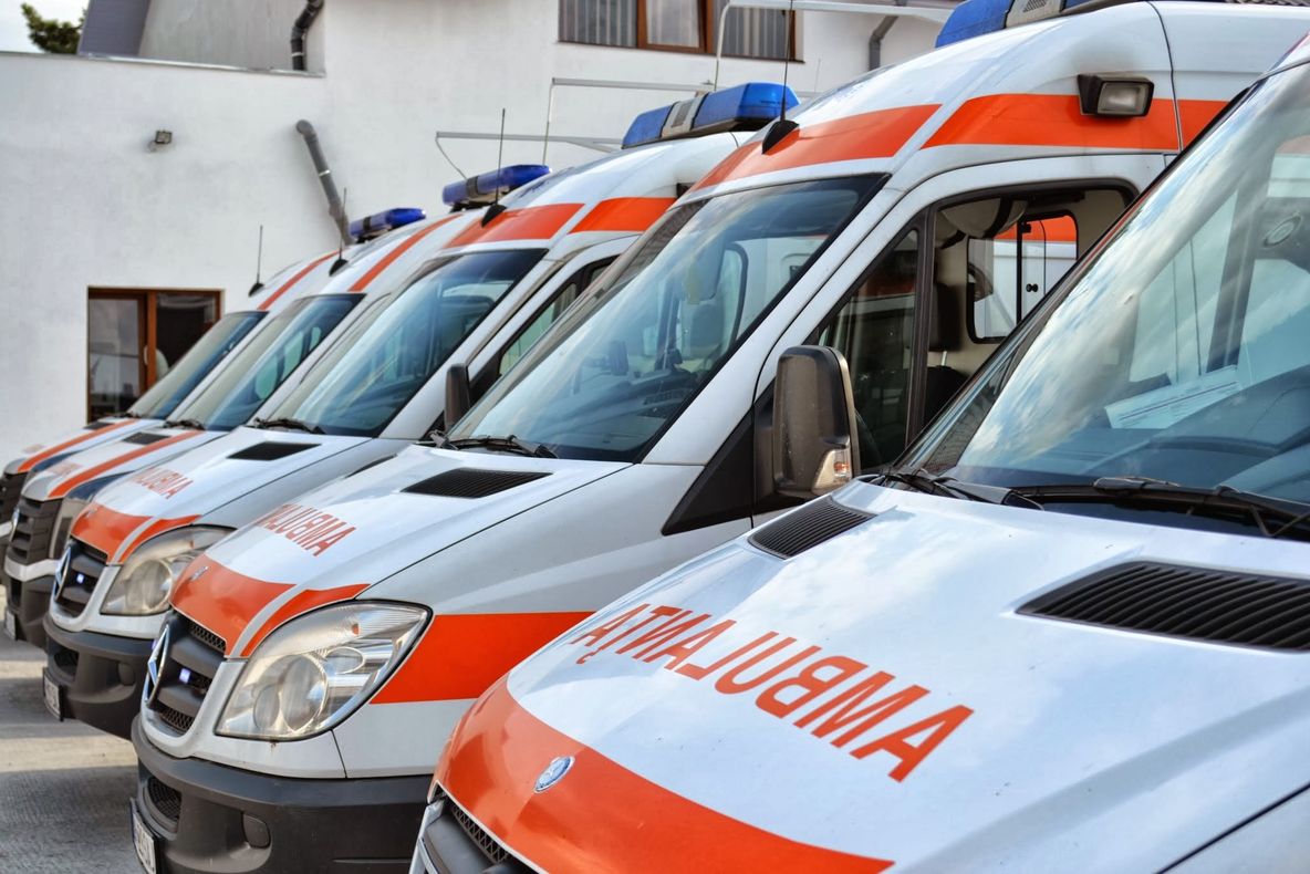 Un bătrân cu comoție cerebrală a așteptat ore întregi ambulanța