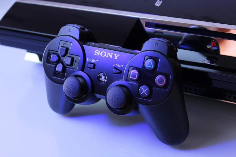 Tânăr de 18 ani, prins după ce a furat două televizoare și un Play Station