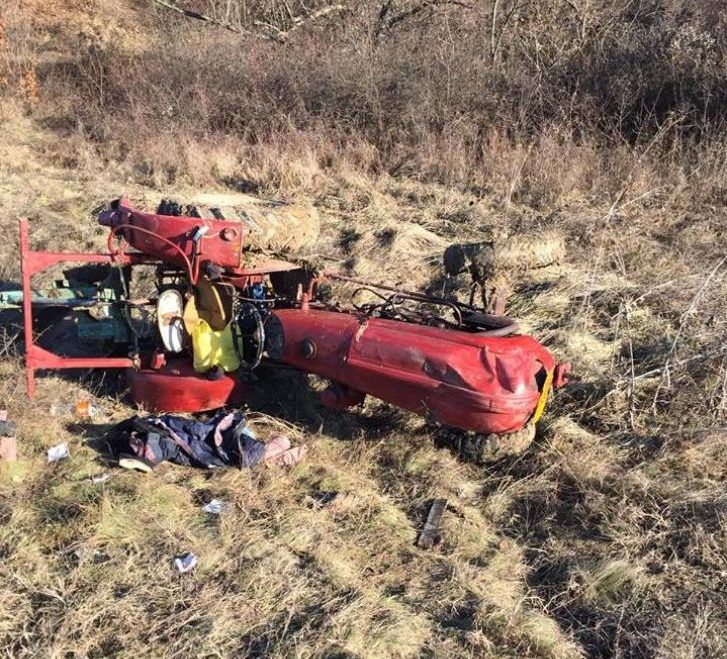A ajuns la spital după ce s-a răstunat cu tractorul