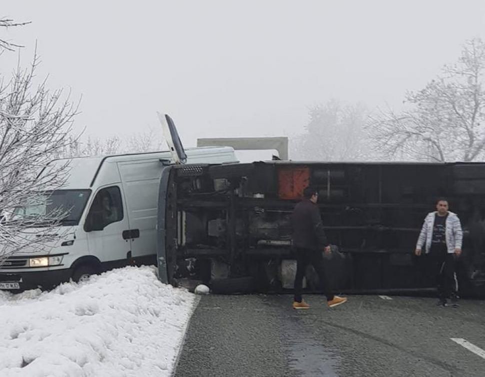 Un camion răsturnat a blocat un important drum din Gorj