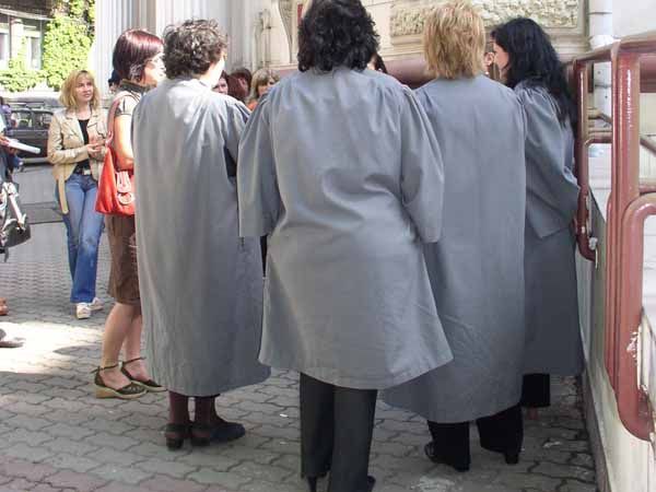Grefierii din Gorj protestează la București
