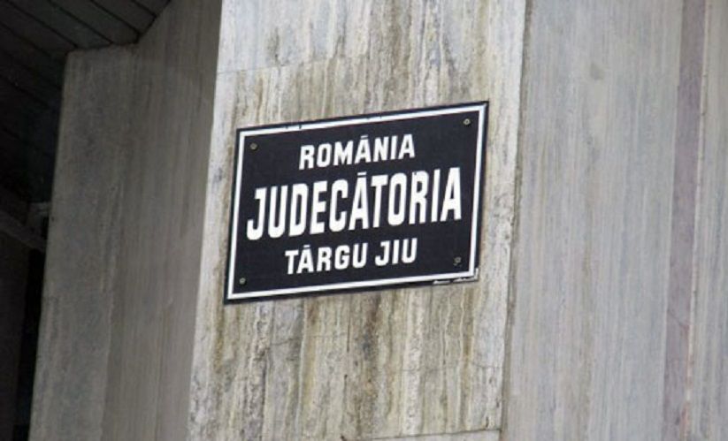 Procurorii gorjeni acuză cu banderole albe